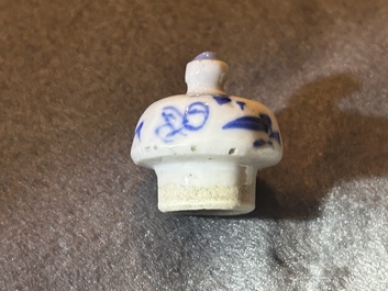 Een paar Chinese blauw-witte dekselkannen met de twaalf dieren uit de Chinese dierenriem, mogelijk voor de Vietnamese markt, 19e eeuw