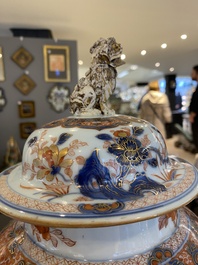 Paire de grands vases couverts en porcelaine de Chine de style Imari, Kangxi