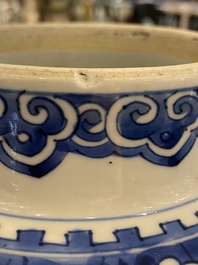 Vase en porcelaine de Chine en bleu et blanc &agrave; d&eacute;cor de fleurs de prunus, Kangxi