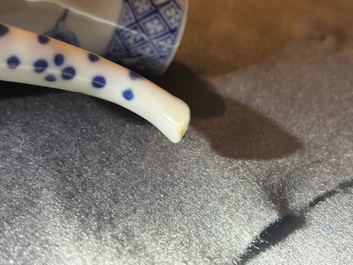 Een paar Chinese blauw-witte dekselkannen met de twaalf dieren uit de Chinese dierenriem, mogelijk voor de Vietnamese markt, 19e eeuw