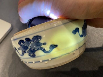 Paire de bo&icirc;tes couvertes en porcelaine de Chine en bleu et blanc &agrave; d&eacute;cor d'antiquit&eacute;s, Kangxi