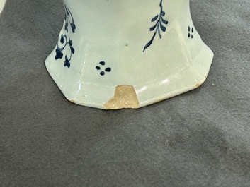 Garniture de trois vases en fa&iuml;ence de Delft en bleu et blanc &agrave; d&eacute;cor d'une rose, 18&egrave;me