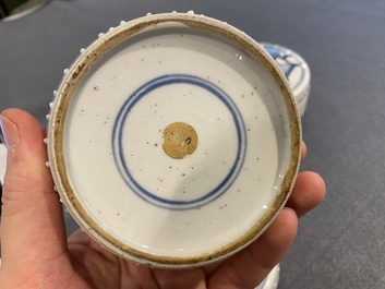 Paire de bo&icirc;tes couvertes en porcelaine de Chine en bleu et blanc &agrave; d&eacute;cor d'antiquit&eacute;s, Kangxi