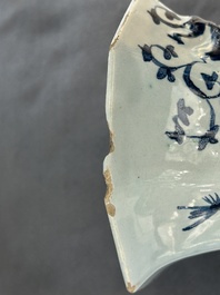 Garniture de trois vases en fa&iuml;ence de Delft en bleu et blanc &agrave; d&eacute;cor d'une rose, 18&egrave;me