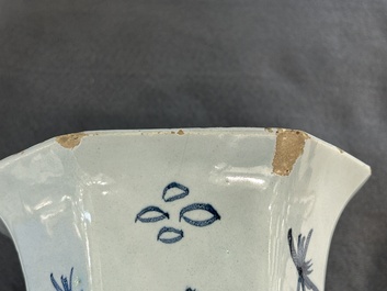Garniture de trois vases en fa&iuml;ence de Delft en bleu et blanc &agrave; d&eacute;cor d'une rose, 18&egrave;me