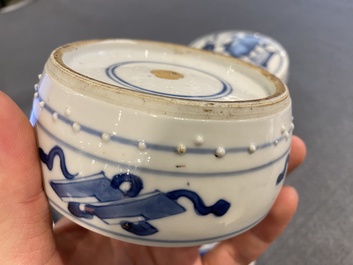 Paire de bo&icirc;tes couvertes en porcelaine de Chine en bleu et blanc &agrave; d&eacute;cor d'antiquit&eacute;s, Kangxi