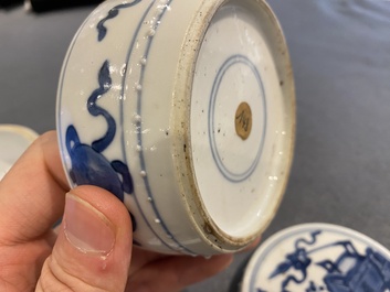 Paire de bo&icirc;tes couvertes en porcelaine de Chine en bleu et blanc &agrave; d&eacute;cor d'antiquit&eacute;s, Kangxi