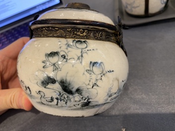 Deux pipes &agrave; eau en porcelaine de Vietnam et trois th&eacute;i&egrave;res chinoises en bleu et blanc, gr&egrave;s de Yixing et noix de coco, Kangxi et post&eacute;rieur