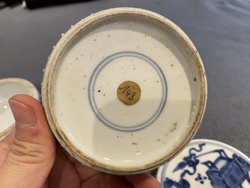 Paire de bo&icirc;tes couvertes en porcelaine de Chine en bleu et blanc &agrave; d&eacute;cor d'antiquit&eacute;s, Kangxi
