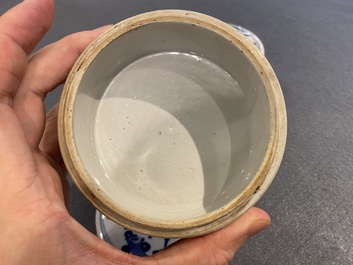 Paire de bo&icirc;tes couvertes en porcelaine de Chine en bleu et blanc &agrave; d&eacute;cor d'antiquit&eacute;s, Kangxi
