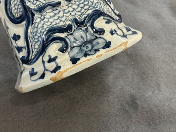 Garniture de trois vases en fa&iuml;ence de Delft en bleu et blanc &agrave; d&eacute;cor d'une rose, 18&egrave;me