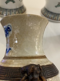 Deux paires de vases en porcelaine de Chine famille verte et en gr&egrave;s de Nankin, 19&egrave;me