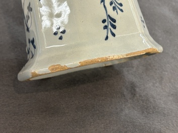 Garniture de trois vases en fa&iuml;ence de Delft en bleu et blanc &agrave; d&eacute;cor d'une rose, 18&egrave;me