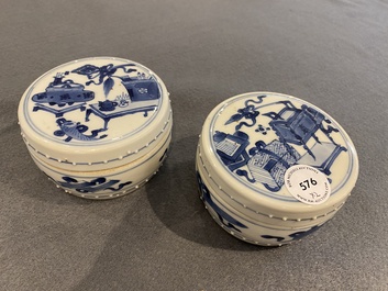 Paire de bo&icirc;tes couvertes en porcelaine de Chine en bleu et blanc &agrave; d&eacute;cor d'antiquit&eacute;s, Kangxi