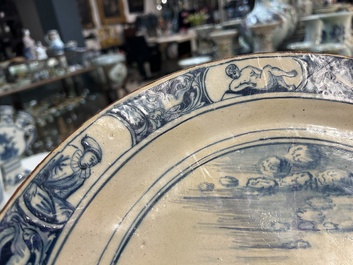 Plat en fa&iuml;ence de Delft en bleu et blanc &agrave; d&eacute;cor de l'enl&egrave;vement d'Europe, 18&egrave;me