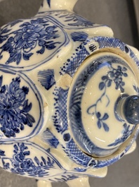 Deux pipes &agrave; eau en porcelaine de Vietnam et trois th&eacute;i&egrave;res chinoises en bleu et blanc, gr&egrave;s de Yixing et noix de coco, Kangxi et post&eacute;rieur