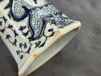 Garniture de trois vases en fa&iuml;ence de Delft en bleu et blanc &agrave; d&eacute;cor d'une rose, 18&egrave;me