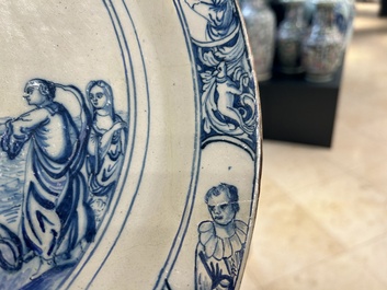 Plat en fa&iuml;ence de Delft en bleu et blanc &agrave; d&eacute;cor de l'enl&egrave;vement d'Europe, 18&egrave;me