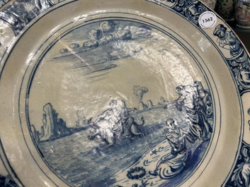 Plat en fa&iuml;ence de Delft en bleu et blanc &agrave; d&eacute;cor de l'enl&egrave;vement d'Europe, 18&egrave;me