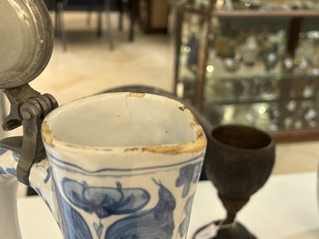 Grande verseuse en fa&iuml;ence de Delft en bleu et blanc au couvercle en &eacute;tain, 17&egrave;me