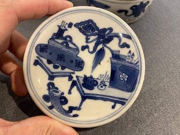 Paire de bo&icirc;tes couvertes en porcelaine de Chine en bleu et blanc &agrave; d&eacute;cor d'antiquit&eacute;s, Kangxi
