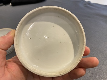 Paire de bo&icirc;tes couvertes en porcelaine de Chine en bleu et blanc &agrave; d&eacute;cor d'antiquit&eacute;s, Kangxi