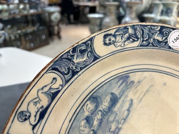 Plat en fa&iuml;ence de Delft en bleu et blanc &agrave; d&eacute;cor de l'enl&egrave;vement d'Europe, 18&egrave;me