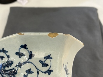 Garniture de trois vases en fa&iuml;ence de Delft en bleu et blanc &agrave; d&eacute;cor d'une rose, 18&egrave;me