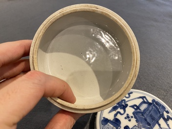 Paire de bo&icirc;tes couvertes en porcelaine de Chine en bleu et blanc &agrave; d&eacute;cor d'antiquit&eacute;s, Kangxi