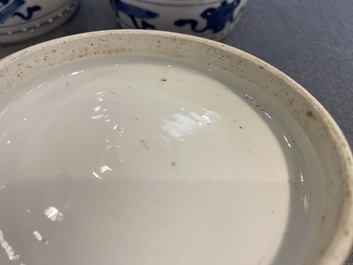 Paire de bo&icirc;tes couvertes en porcelaine de Chine en bleu et blanc &agrave; d&eacute;cor d'antiquit&eacute;s, Kangxi