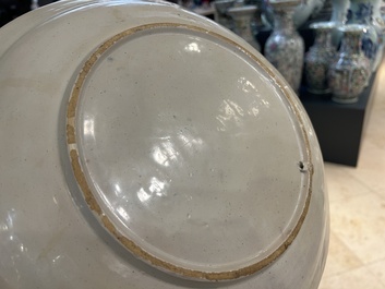 Plat en fa&iuml;ence de Delft en bleu et blanc &agrave; d&eacute;cor de l'enl&egrave;vement d'Europe, 18&egrave;me