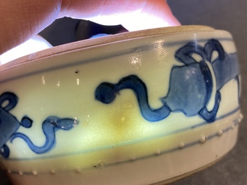 Paire de bo&icirc;tes couvertes en porcelaine de Chine en bleu et blanc &agrave; d&eacute;cor d'antiquit&eacute;s, Kangxi