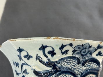 Garniture de trois vases en fa&iuml;ence de Delft en bleu et blanc &agrave; d&eacute;cor d'une rose, 18&egrave;me