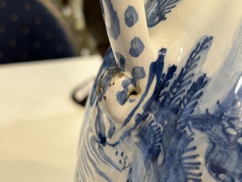 Grande verseuse en fa&iuml;ence de Delft en bleu et blanc au couvercle en &eacute;tain, 17&egrave;me