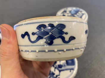 Paire de bo&icirc;tes couvertes en porcelaine de Chine en bleu et blanc &agrave; d&eacute;cor d'antiquit&eacute;s, Kangxi