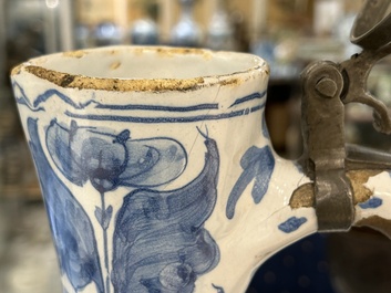 Grande verseuse en fa&iuml;ence de Delft en bleu et blanc au couvercle en &eacute;tain, 17&egrave;me