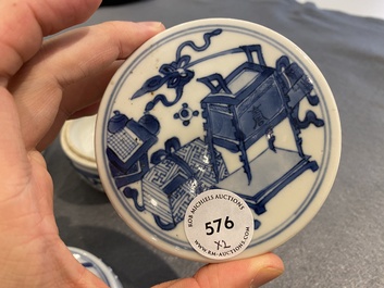 Paire de bo&icirc;tes couvertes en porcelaine de Chine en bleu et blanc &agrave; d&eacute;cor d'antiquit&eacute;s, Kangxi
