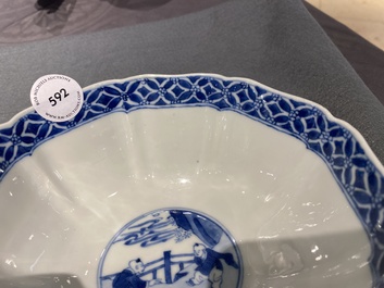 Bol en porcelaine de Chine en bleu et blanc figurant des longues dames et des gar&ccedil;ons jouant, marque de Chenghua, Kangxi