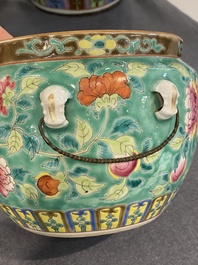 Een Chinese famille rose 'kamcheng' dekselkom voor de Straits of Peranakan markt, 19e eeuw