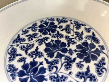 Twee Chinese blauw-witte 'lotus' borden, Qianlong merk en periode