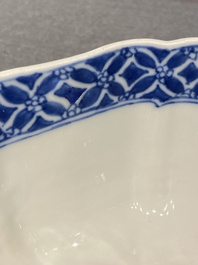 Bol en porcelaine de Chine en bleu et blanc figurant des longues dames et des gar&ccedil;ons jouant, marque de Chenghua, Kangxi