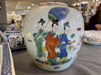 A Chinese famille rose jar and a rectangular blue and white jardini&egrave;re, 18/19th C.