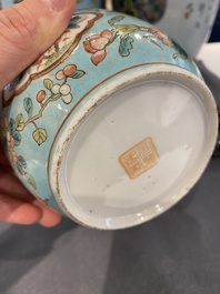 Bol couvert de type 'chupu' en porcelaine de Chine famille rose pour le march&eacute; Straits ou Peranakan, 19&egrave;me