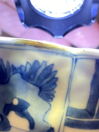 Bol en porcelaine de Chine en bleu et blanc figurant des longues dames et des gar&ccedil;ons jouant, marque de Chenghua, Kangxi