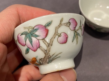 Cinq bols en porcelaine de Chine famille rose &agrave; d&eacute;cor de neuf p&ecirc;ches et une coupe aux poires de baumier, marque de Ju Ren Tang 居仁堂製, 19/20&egrave;me