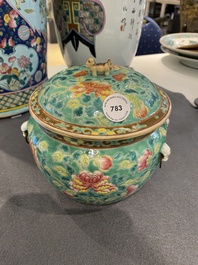 Een Chinese famille rose 'kamcheng' dekselkom voor de Straits of Peranakan markt, 19e eeuw