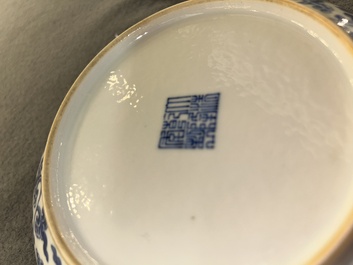Twee Chinese blauw-witte 'lotus' borden, Qianlong merk en periode