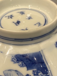 Bol en porcelaine de Chine en bleu et blanc figurant des longues dames et des gar&ccedil;ons jouant, marque de Chenghua, Kangxi