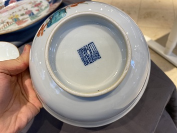 Paire de bols en porcelaine de Chine famille rose &agrave; d&eacute;cor floral, marque et &eacute;poque de Qianlong