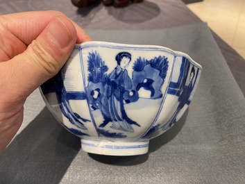 Bol en porcelaine de Chine en bleu et blanc figurant des longues dames et des gar&ccedil;ons jouant, marque de Chenghua, Kangxi